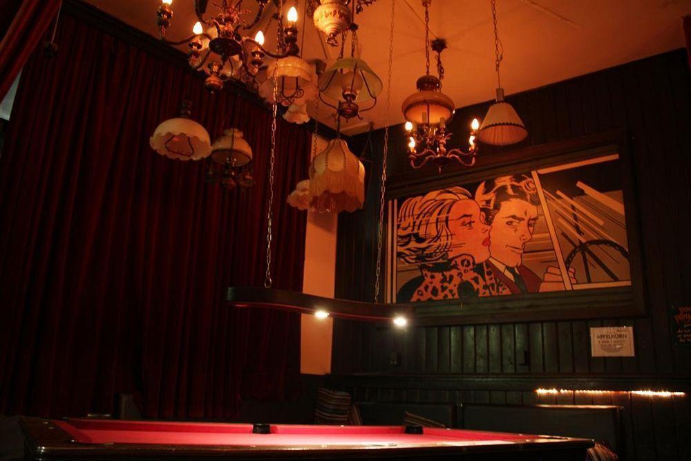 The Flying Pig Downtown Hostel Амстердам Екстериор снимка