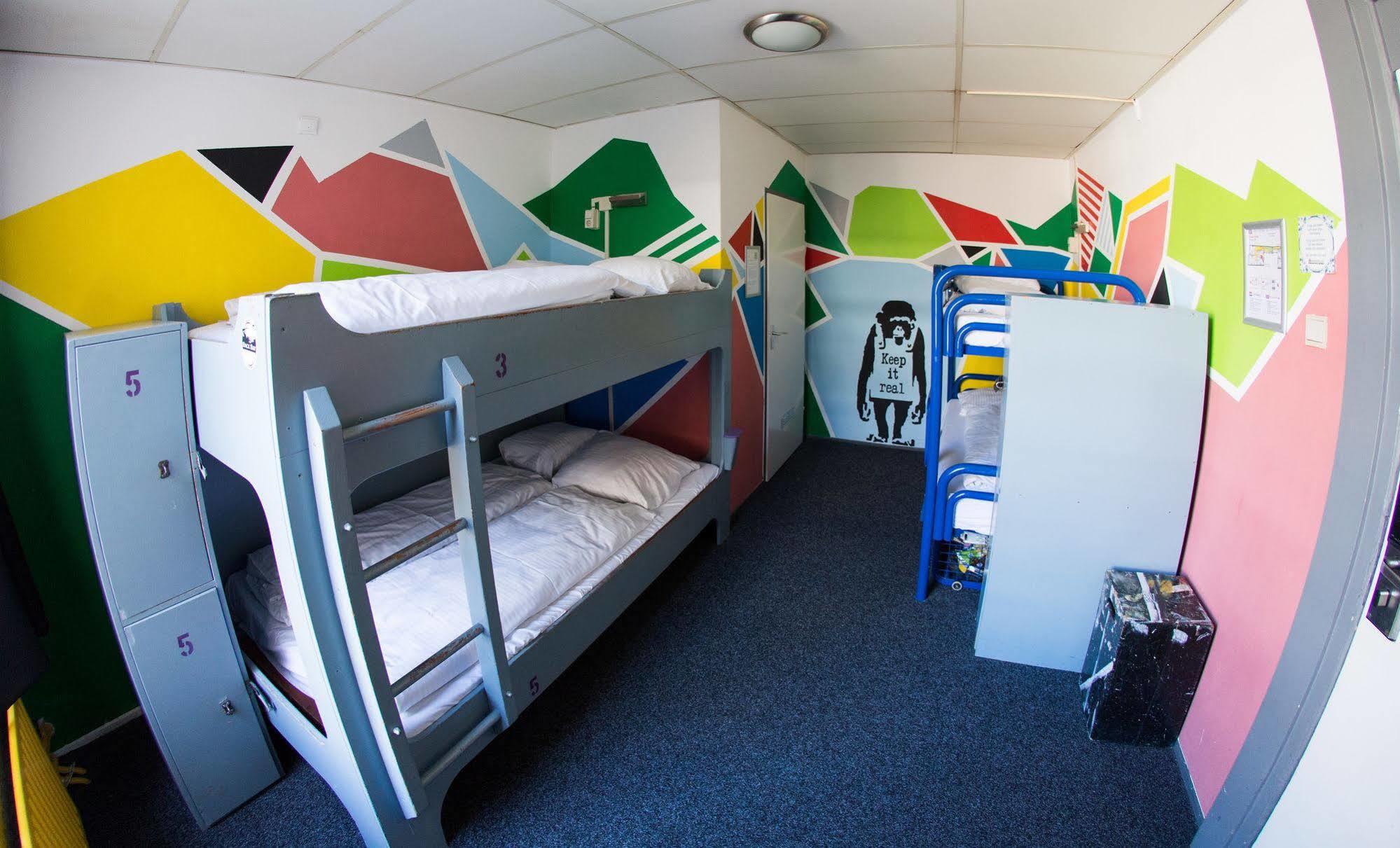 The Flying Pig Downtown Hostel Амстердам Екстериор снимка