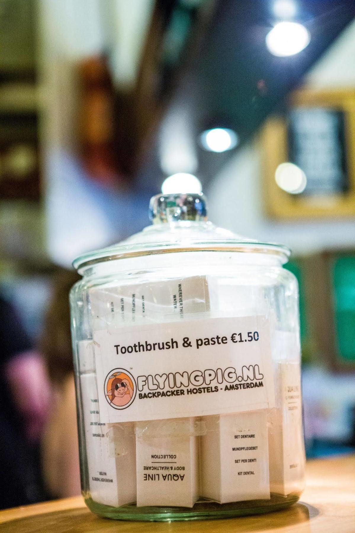 The Flying Pig Downtown Hostel Амстердам Екстериор снимка