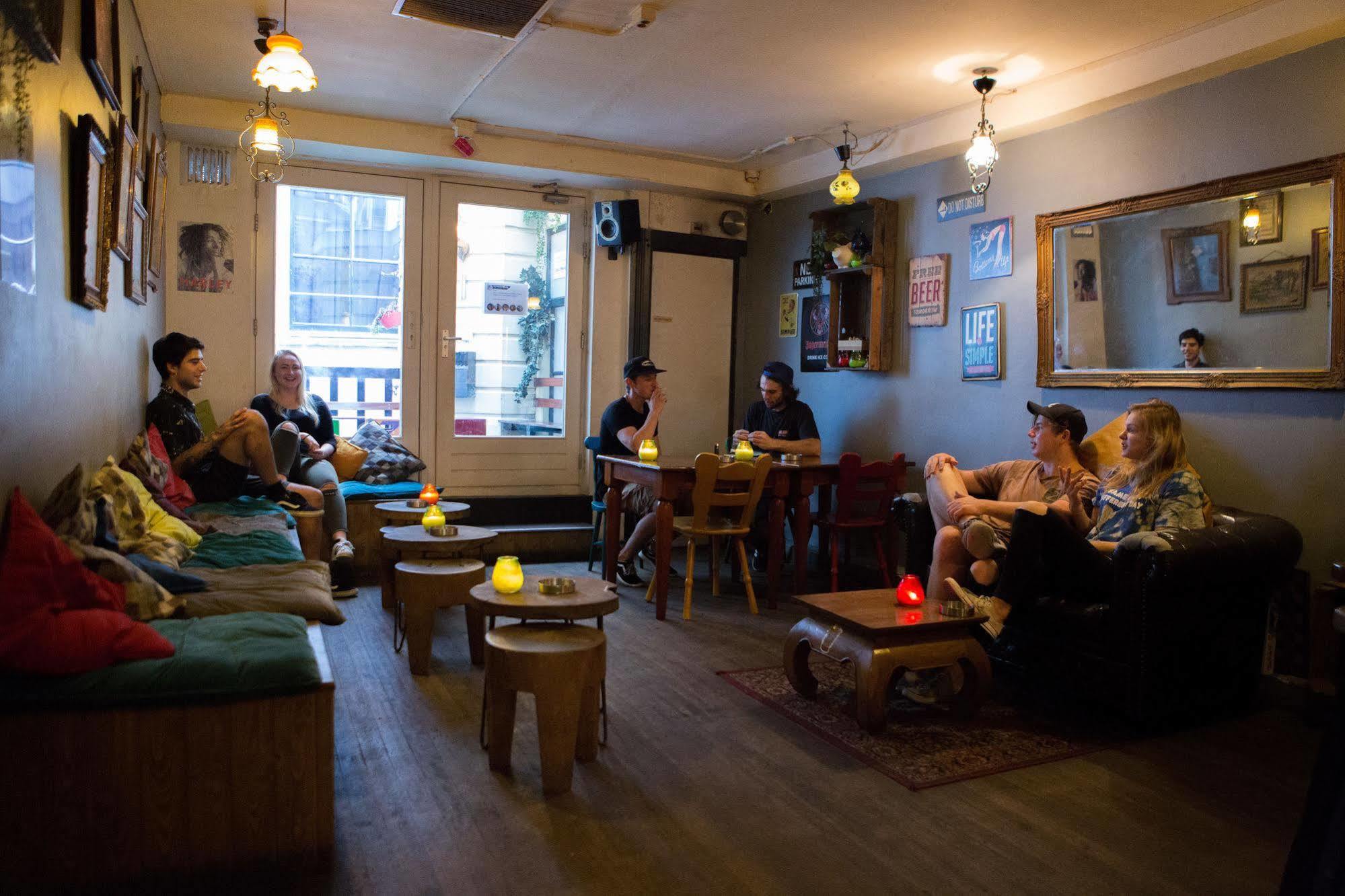 The Flying Pig Downtown Hostel Амстердам Екстериор снимка