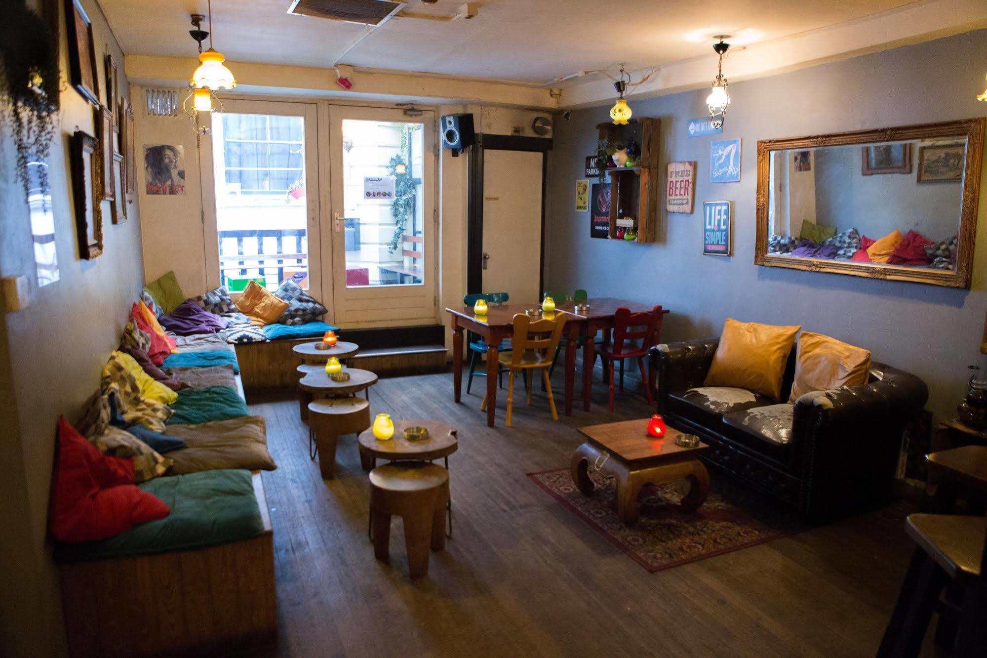 The Flying Pig Downtown Hostel Амстердам Екстериор снимка