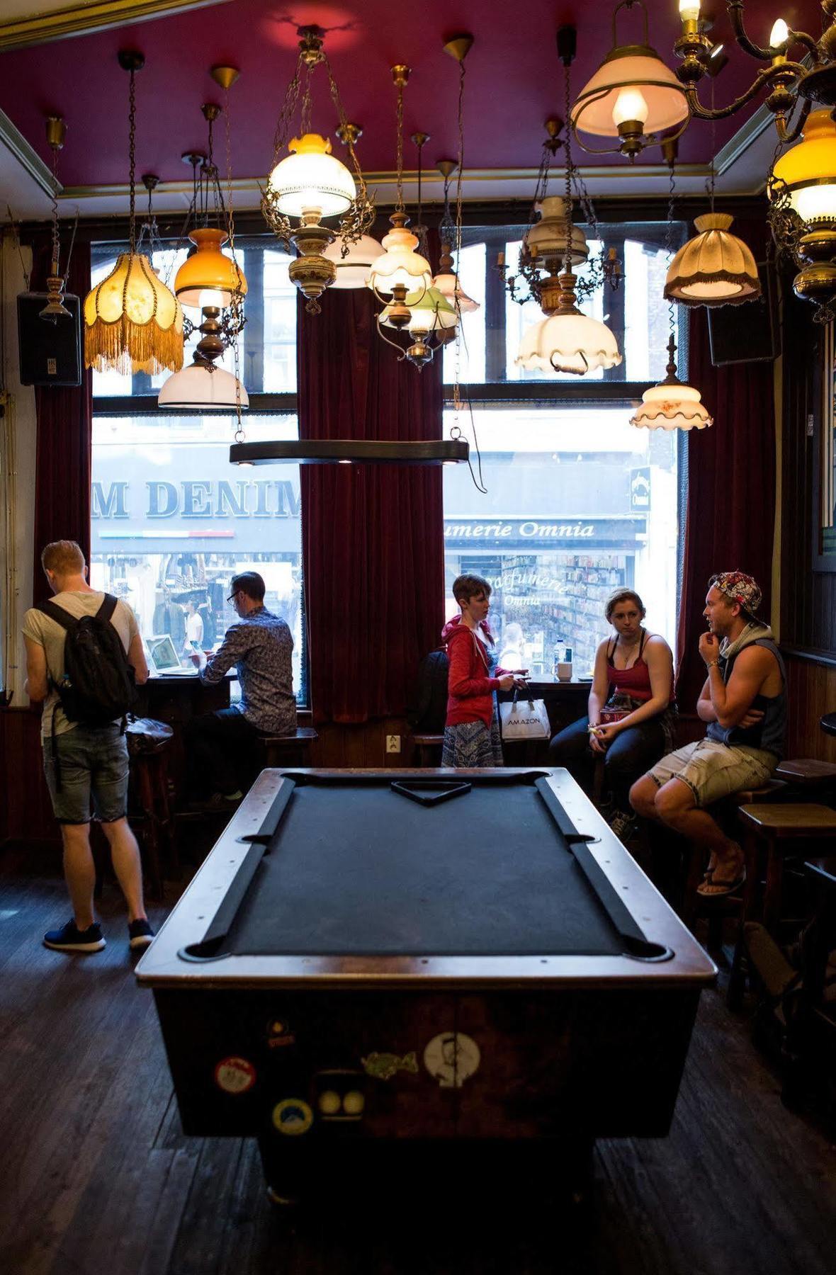 The Flying Pig Downtown Hostel Амстердам Екстериор снимка