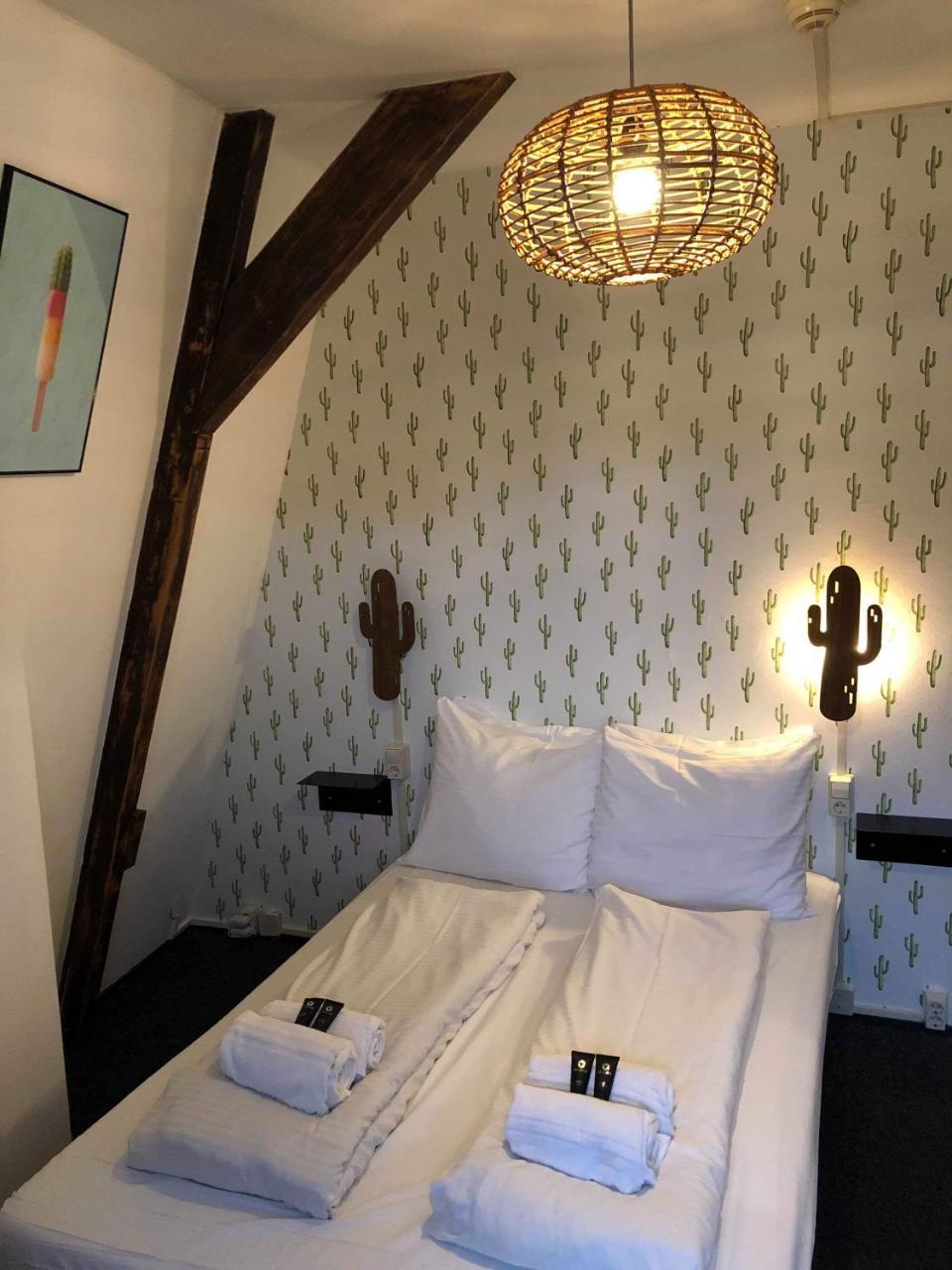 The Flying Pig Downtown Hostel Амстердам Екстериор снимка